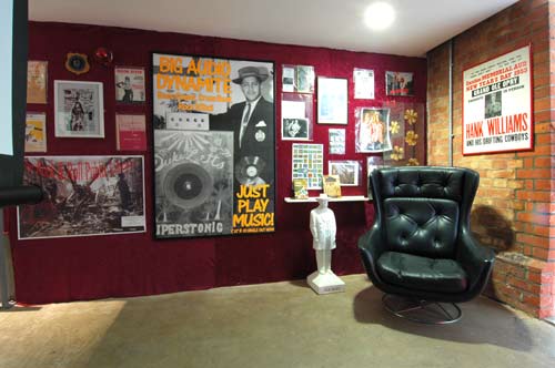 Rock & Roll Public Library: preparing the exhibition